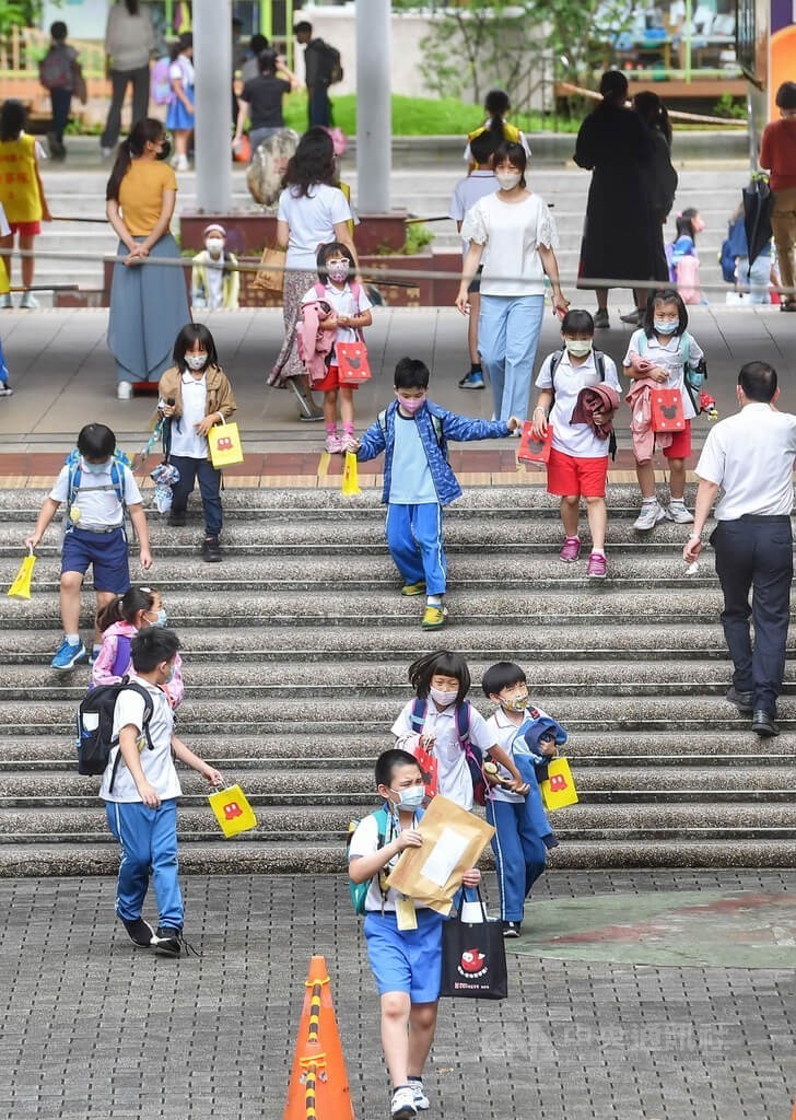 台灣今年小學大學新生均跌破20萬人