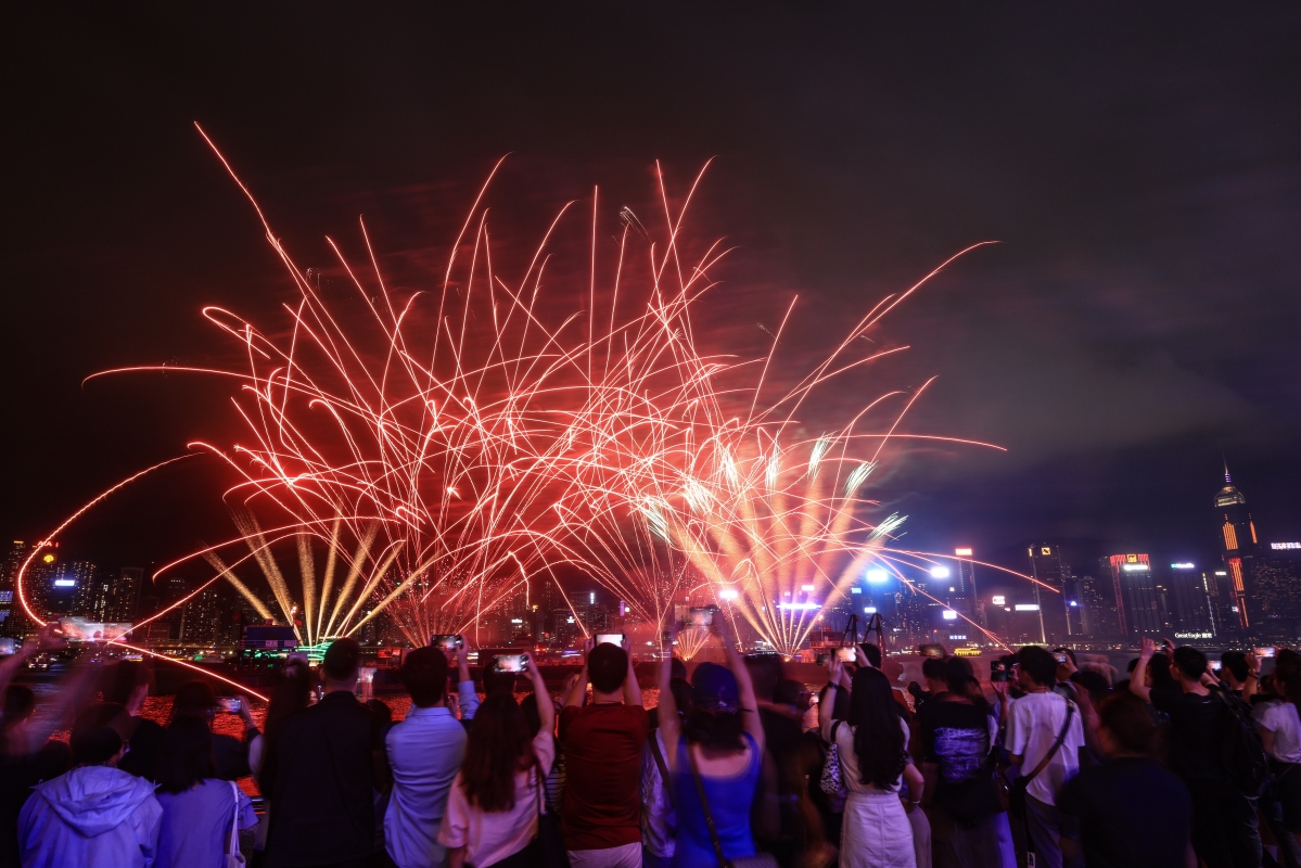 香港維港上演五一海上煙火表演