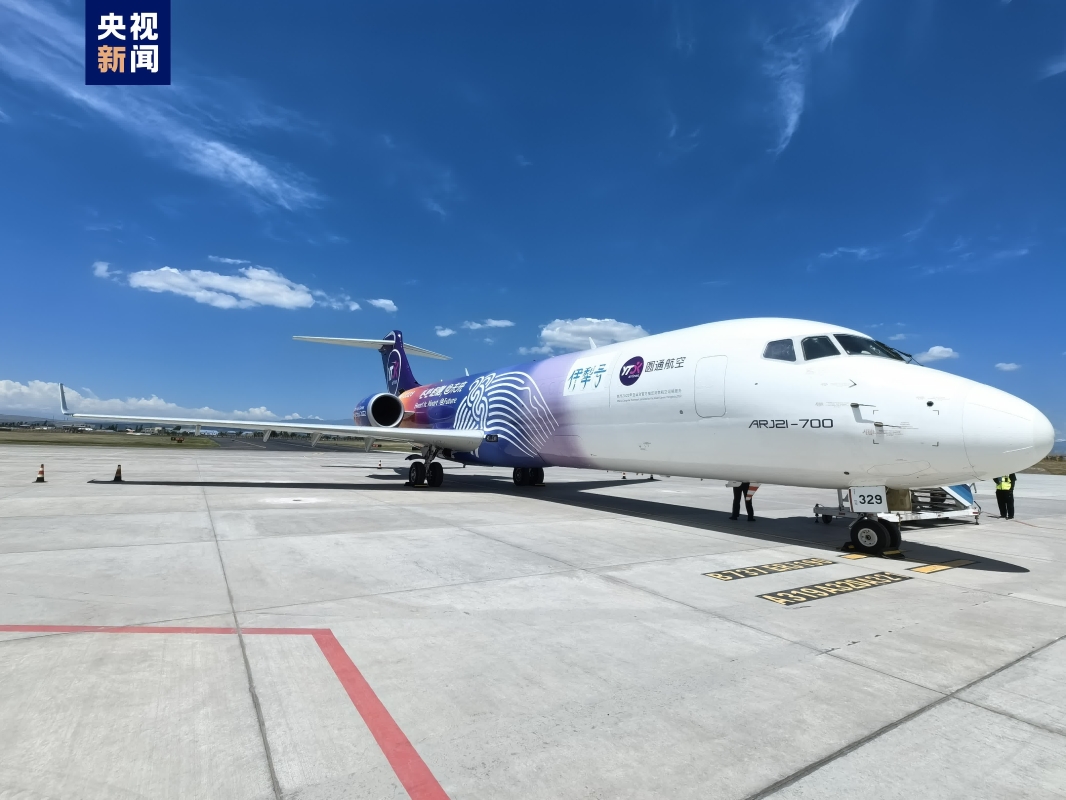 中國首架客改貨型ARJ21飛機完成首次商業飛行