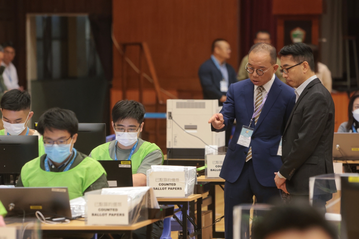 香港區議會選舉點票工作展開